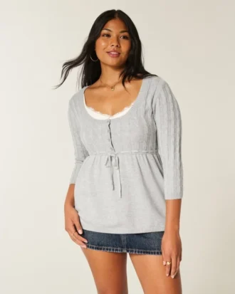 Babydoll-genser med kabelstrikk