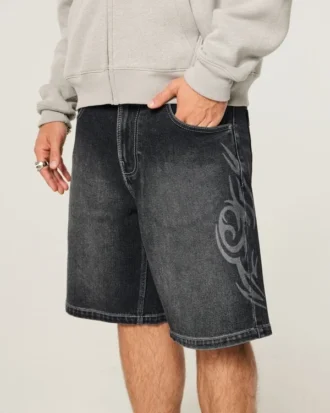 Baggy denimshorts med dobbel grafikk