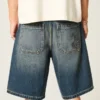 Baggy denimshorts med slangegrafikk