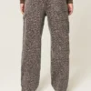 Baggy malerjeans med leopardmønster