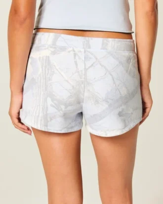 Blå fleece-minishorts med kamuflasjemønster