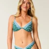 Brodert bikini-top med bøyle og dyp utringning