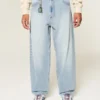 Broderte, lysevaskede skaterbaggyjeans