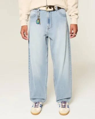 Broderte, lysevaskede skaterbaggyjeans