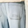 Broderte, lysevaskede skaterbaggyjeans