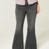 Curvy høyhalset vasket svart flare-jeans