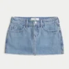 Curvy lavt sittende miniskjørt i mediumvasket denim