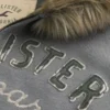 Hettegenser med glidelås, logo og fuskepels