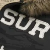 Hettegenser med glidelås og kunstig pels og Big Sur-grafikk