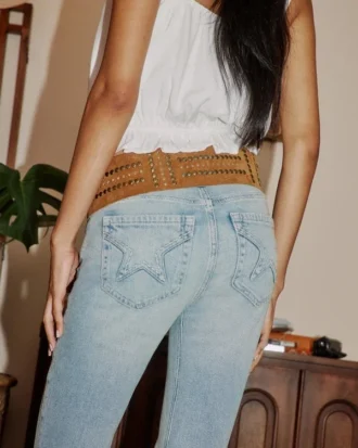 Høy midje, lys vask, stjerneformet lomme, flare-jeans