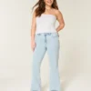 Høy midje, lysvasket flare-jeans med brodert hjerte
