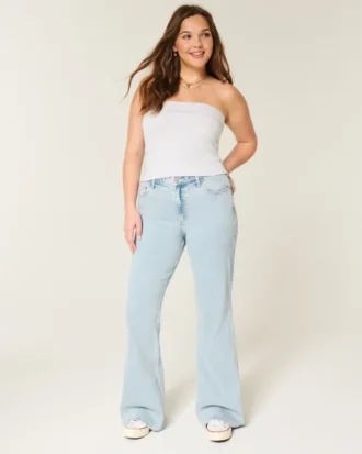 Høy midje, lysvasket flare-jeans med brodert hjerte