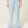 Høy midje, lysvasket flare-jeans med brodert hjerte