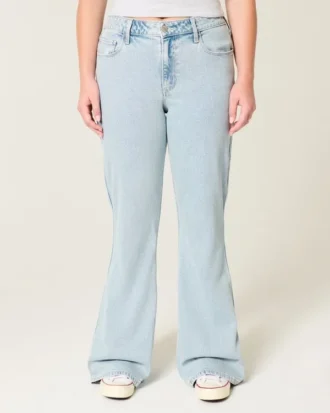 Høy midje, lysvasket flare-jeans med brodert hjerte