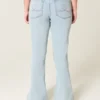 Høy midje, lysvasket flare-jeans med brodert hjerte