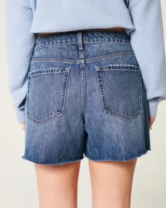 Høy midje, middels mørk vask, avslappede denimshorts 5″