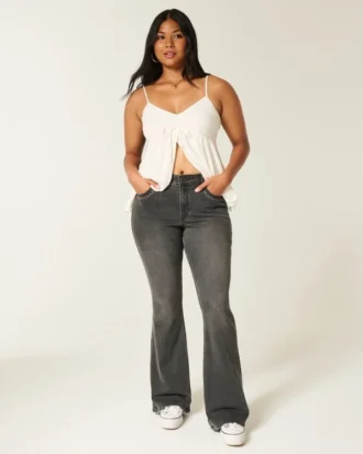 Høy midje, vasket, svart brodert flare-jeans