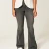 Høy midje, vasket, svart brodert flare-jeans