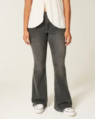 Høy midje, vasket, svart brodert flare-jeans
