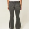 Høy midje, vasket, svart brodert flare-jeans