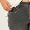 Høy midje, vasket, svart brodert flare-jeans