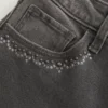 Høy midje, vasket, svart brodert flare-jeans