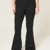 Høybuksede, svarte flare-jeans