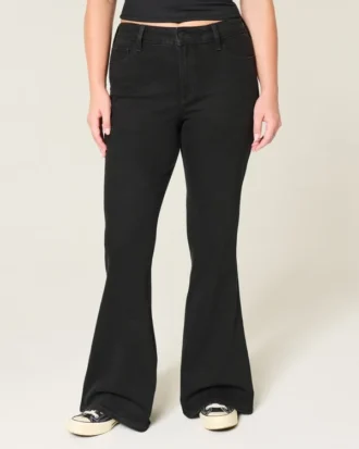 Høybuksede, svarte flare-jeans