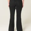 Høybuksede, svarte flare-jeans