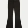 Høybuksede, svarte flare-jeans