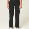 Høybuksede, svarte, rette jeans