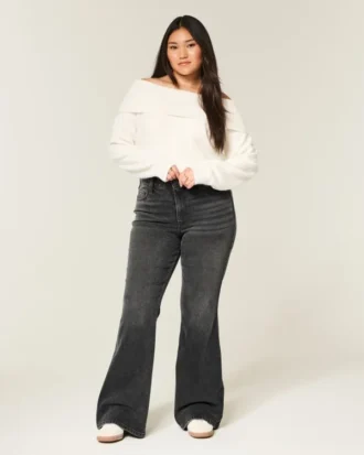 Høybuksede, vasket, svarte flare-jeans