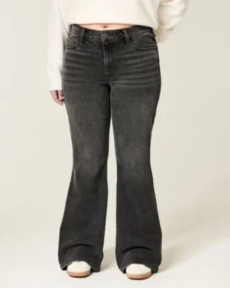 Høybuksede, vasket, svarte flare-jeans