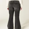 Høybuksede, vasket, svarte flare-jeans