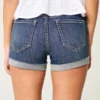 Høye, revne shorts i mørk denim