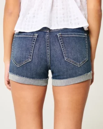 Høye, revne shorts i mørk denim
