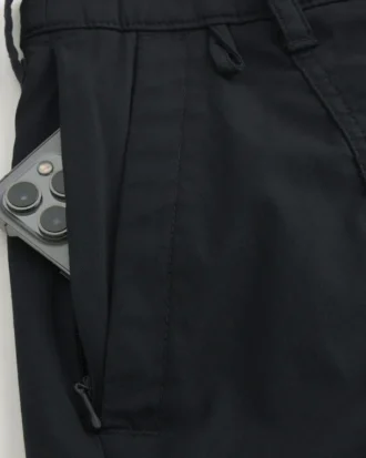 Kjølig golfshorts som går over kneet