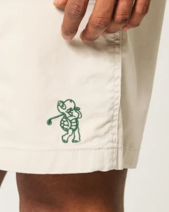 Kjølig golfshorts som går over kneet