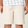 Kjølig golfshorts som går over kneet