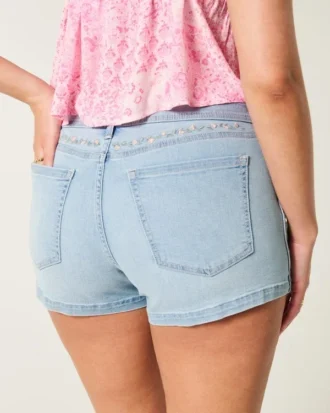 Kurvede shorts med lav midje, lys vask og blomsterbroderi