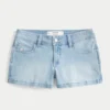 Kurvede shorts med lav midje, lys vask og blomsterbroderi