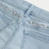 Kurvede shorts med lav midje, lys vask og blomsterbroderi