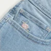 Kurvede shorts med lav midje, lys vask og blomsterbroderi