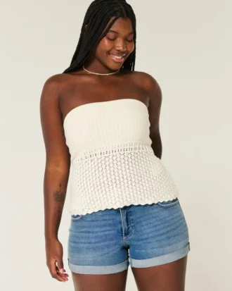 Kurvet lavt sittende shorts i mediumvasket denim