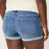 Kurvet lavt sittende shorts i mediumvasket denim