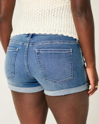 Kurvet lavt sittende shorts i mediumvasket denim