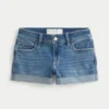 Kurvet lavt sittende shorts i mediumvasket denim