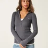 Langermet Henley med hette