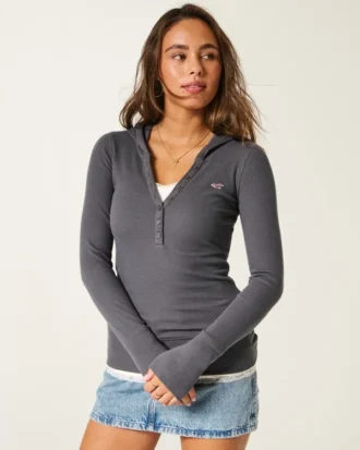 Langermet Henley med hette
