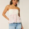Lav midje, lys vask, blomsterbroderte denim shorts
